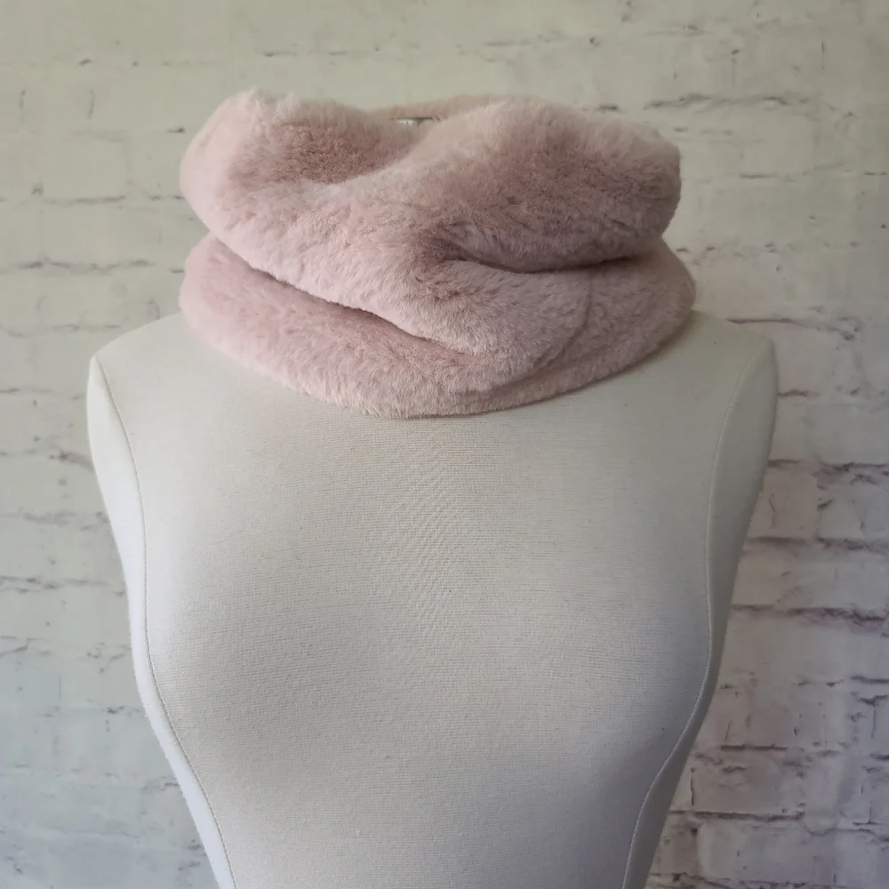NWT Banana Republic Factory Blush Pink Imitation Fur Circle Scarf Cowl